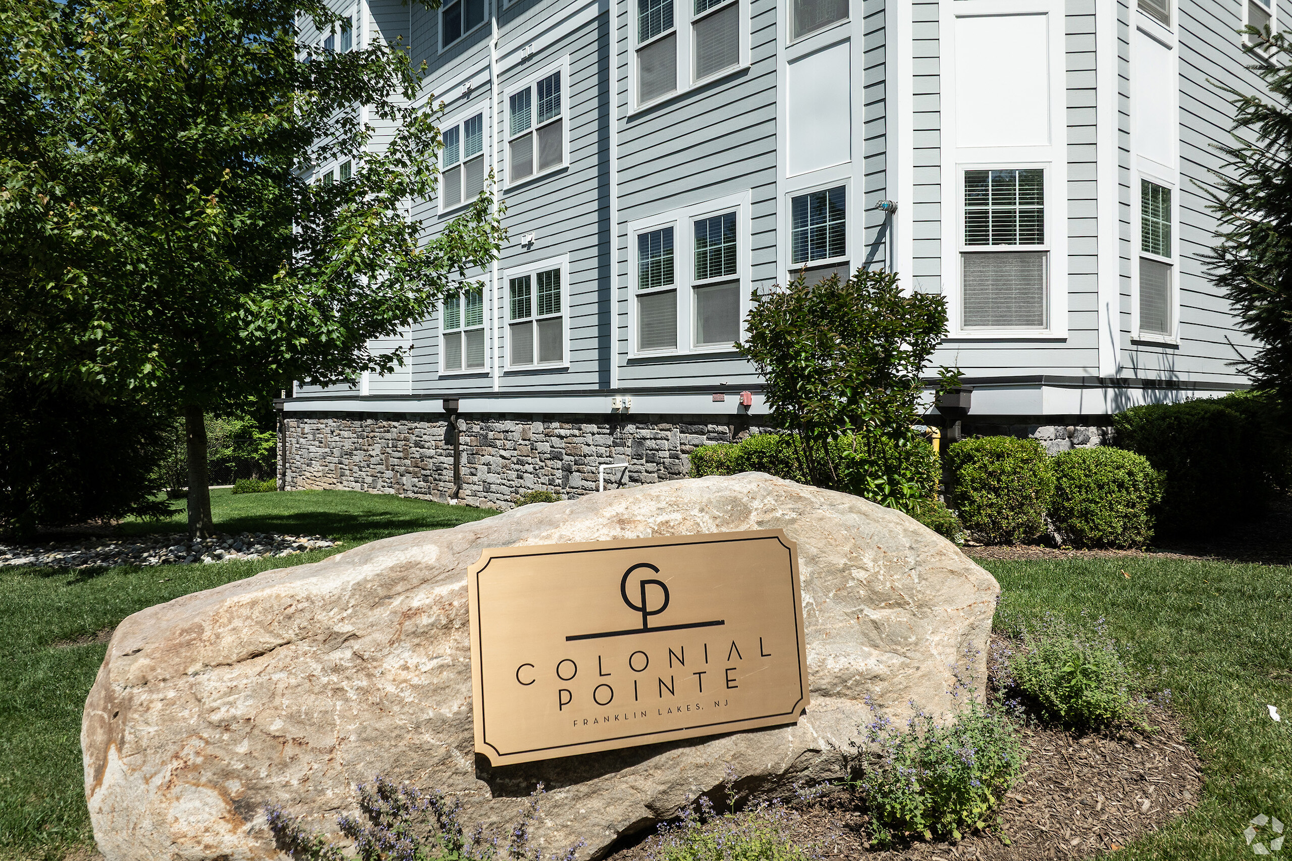 Colonial Pointe Franklin Lakes monument sign at the property entrance