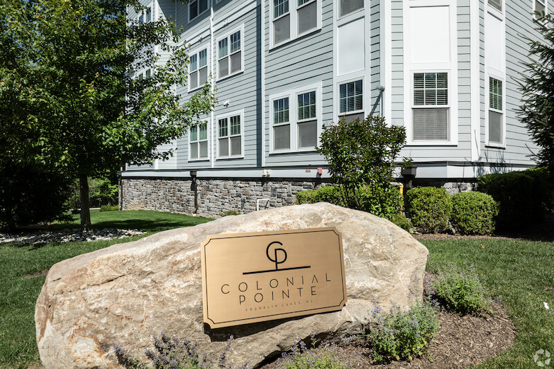 Colonial Pointe monument sign at property entrance