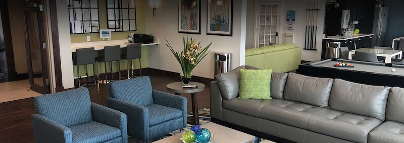 Residents' lounge at Colonial Pointe